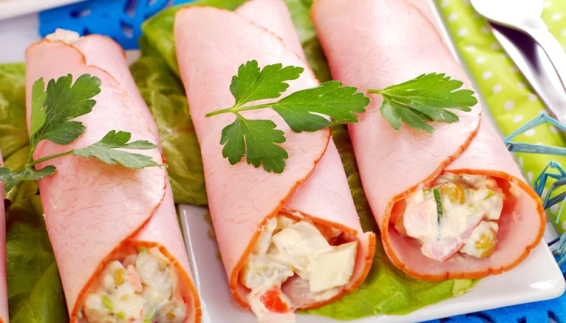 Canelones de jamón rellenos de ensaladilla