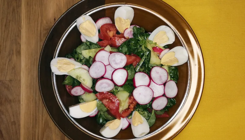 Canónigos con huevos y hortalizas