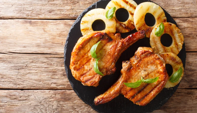 Chuleta de cerdo con piña y queso