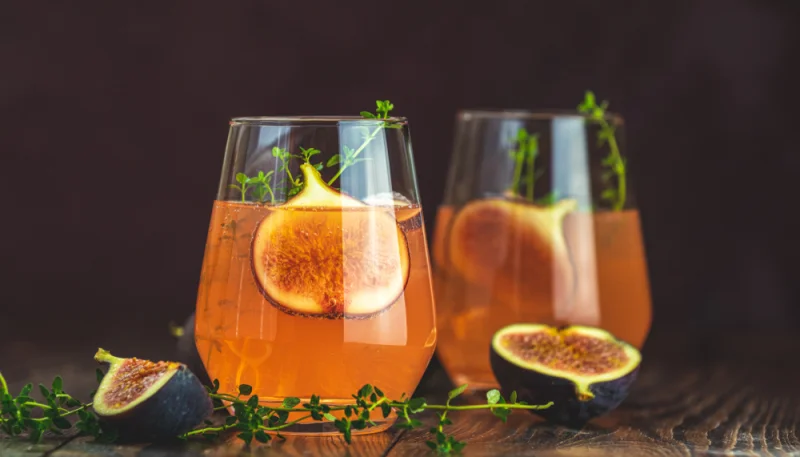 Cóctel de ron con higo