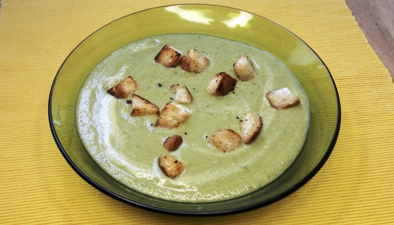 Crema de brócoli con picatostes