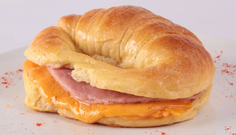 Croissant con jamón y queso