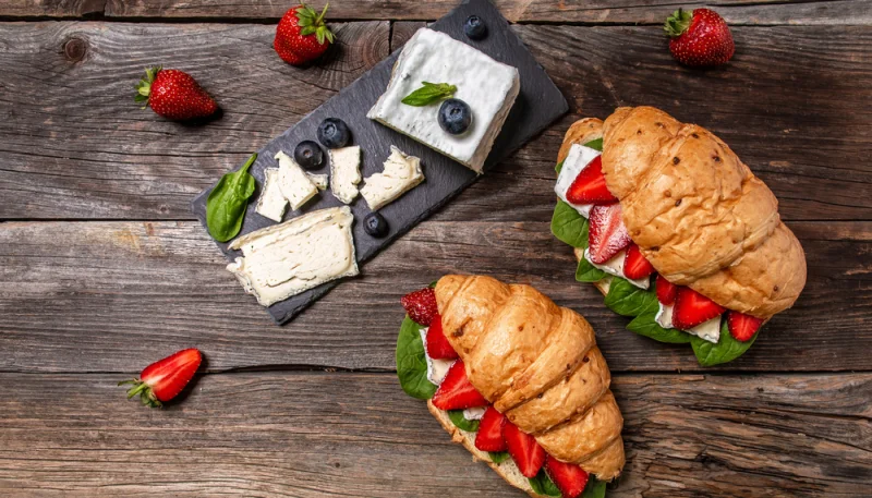 Croissant de queso azul y fresas