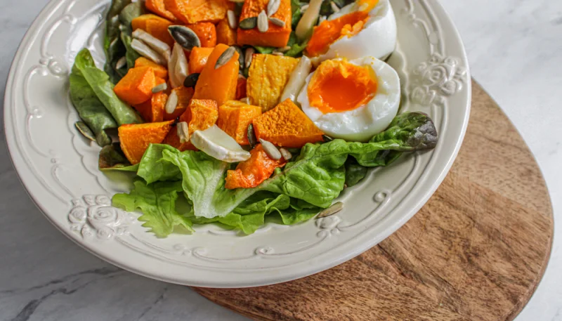 Ensalada con calabaza y huevos