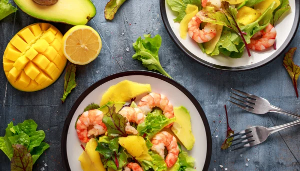 Ensalada de gambas y mango