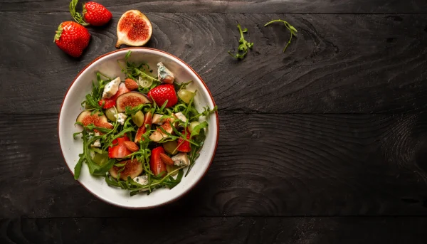 Ensalada de higos y fresas