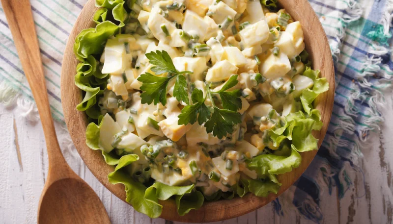 Ensalada de huevos con hierbas