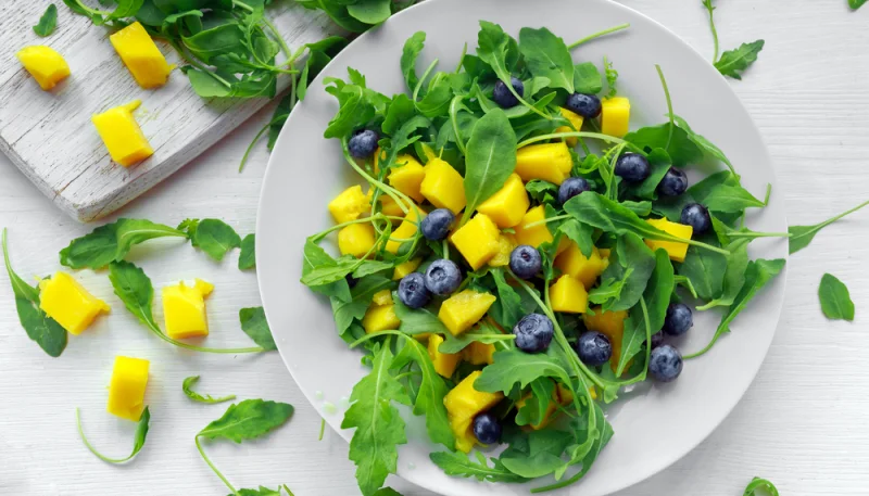 Ensalada de mango y arándanos