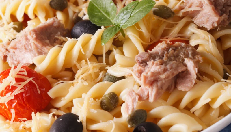 Ensalada de pasta con atún y alcaparras
