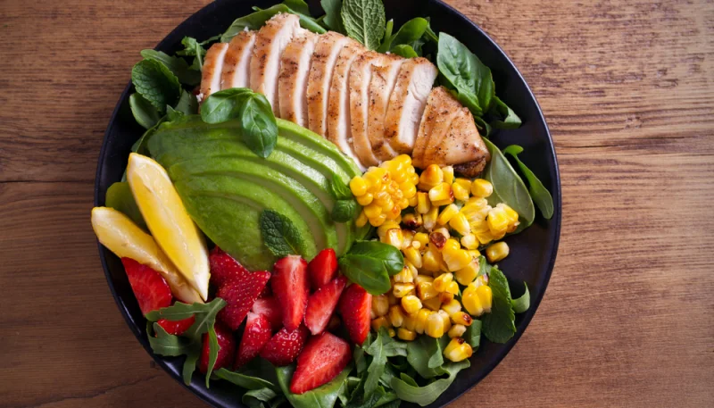 Ensalada de pollo con fresas