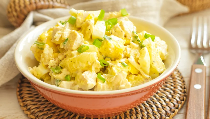 Ensalada de pollo y patatas con piña