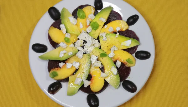 Ensalada de remolacha, melocotón y aguacate