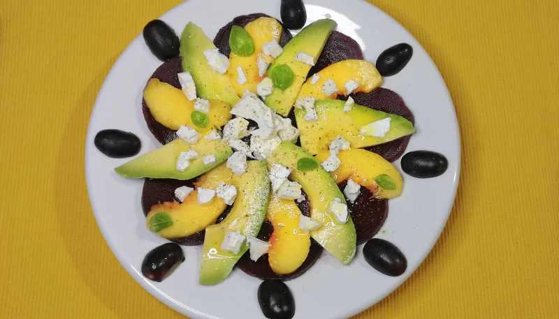Ensalada de remolacha, melocotón y aguacate