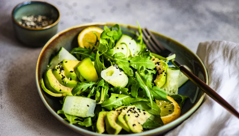 Ensalada de rúcula y aguacate