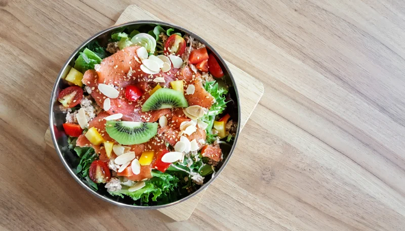 Ensalada de salmón y kiwi