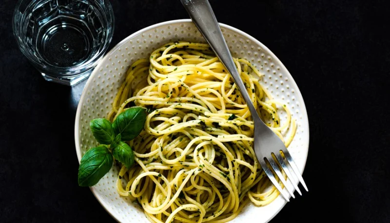 Espaguetis con crema de aceitunas