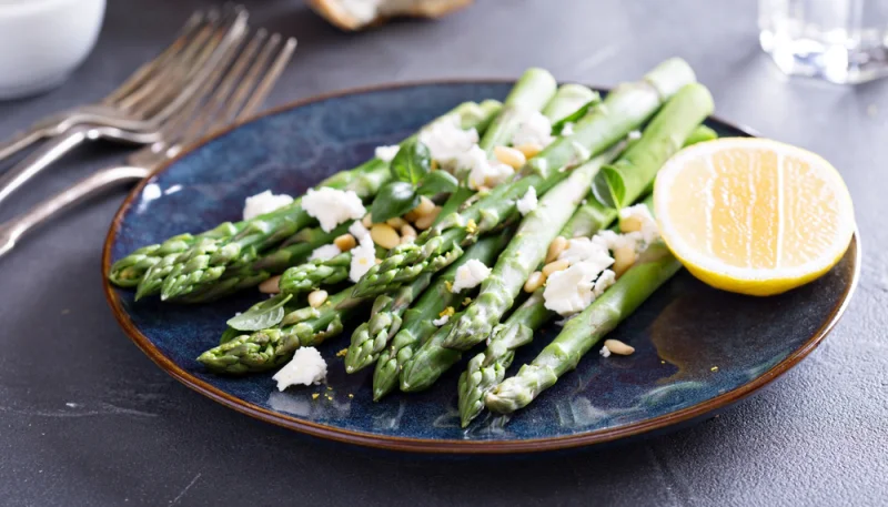 Espárragos con queso feta