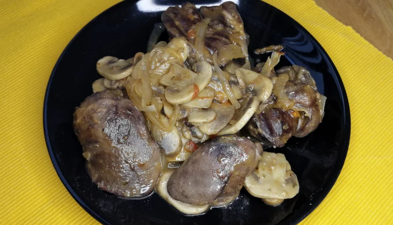 Hígado de pollo con champiñones