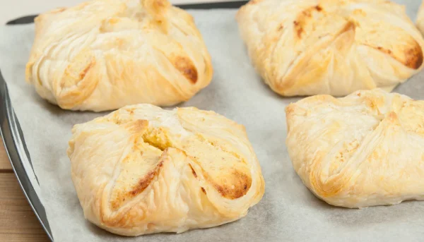 Hojaldritos de queso con mermelada de tomate