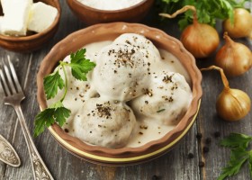 Huevos con bechamel