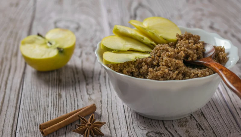 Manzana con quinoa y cacao