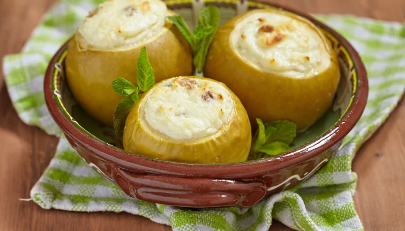 Manzana verde rellena de pollo