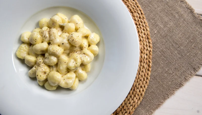 Ñoquis con queso y pimienta