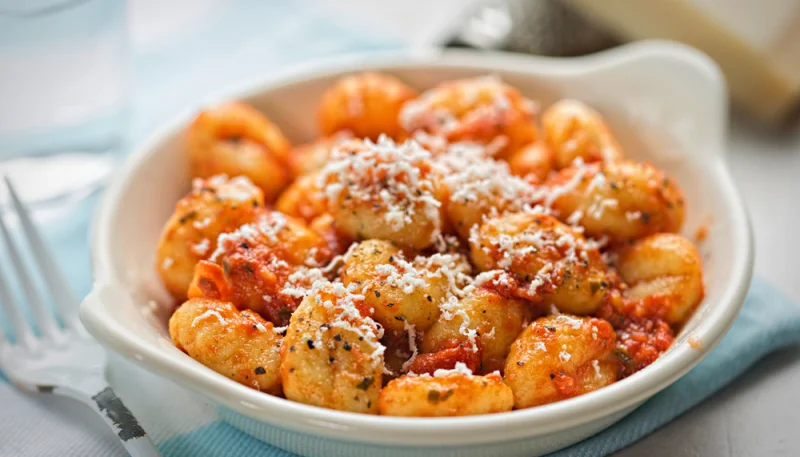 Ñoquis con salsa de pimiento