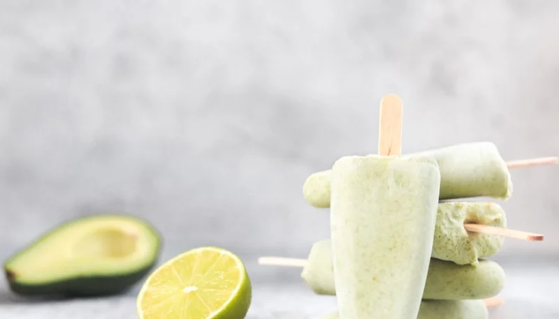 Paletas de aguacate y lima
