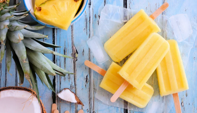 Paletas de piña y coco