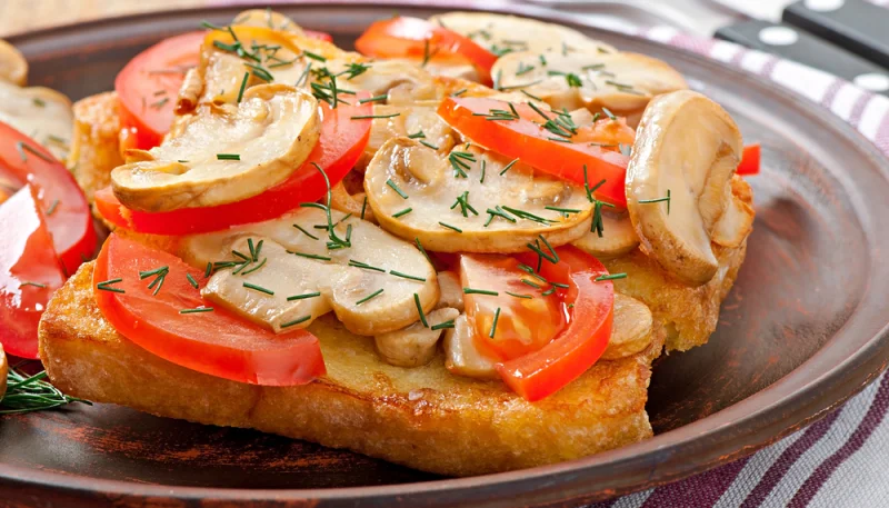 Tostada con champiñones y tomate
