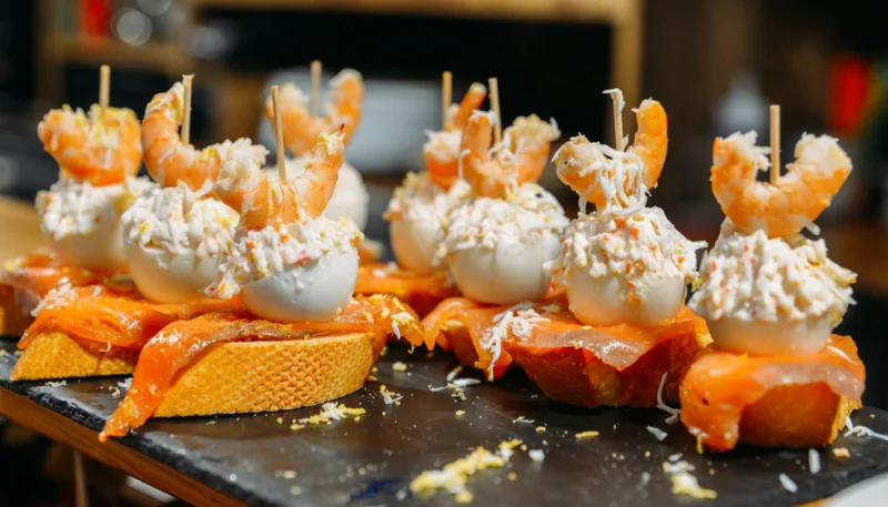 Pan con huevos de codorniz