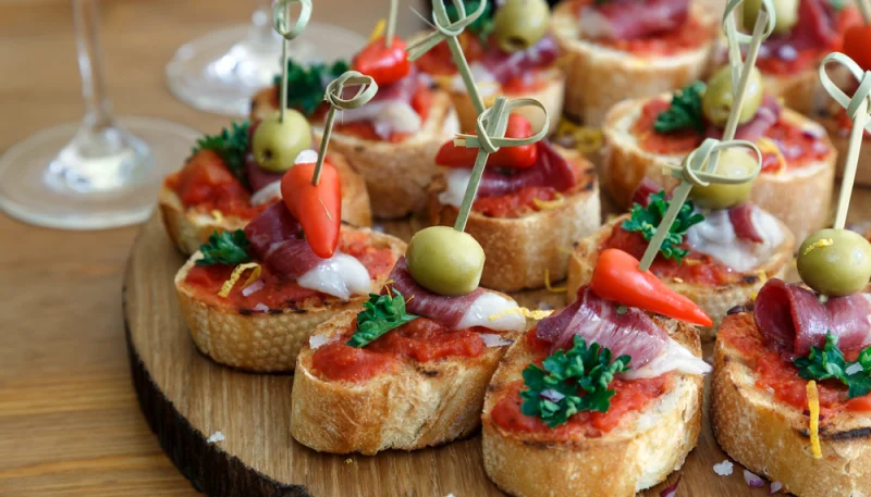 Pan con jamón serrano y aceitunas