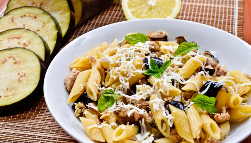 Pasta con berenjena y atún