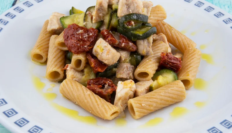 Pasta con calabacín, pollo y tomates secos