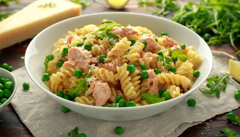 Pasta con salmón y guisantes
