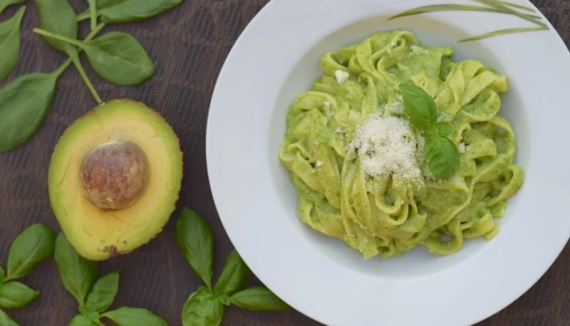 Pasta con salsa de aguacate