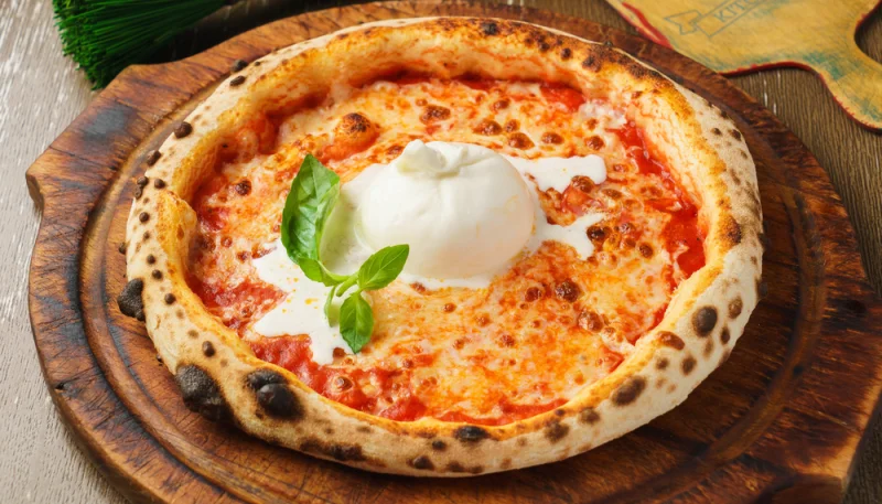 Pizza con burrata y albahaca