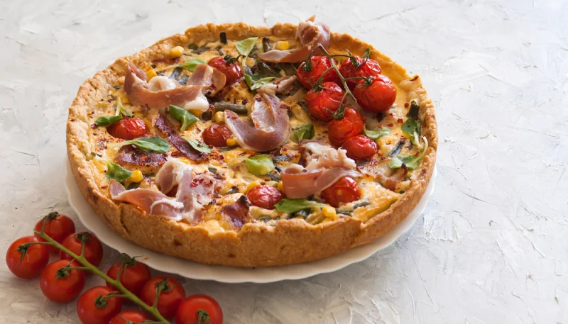 Quiche de tomate, bacon y mozzarella