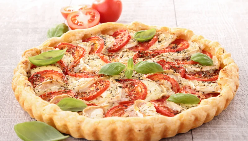 Quiche de tomates, mozzarella y albahaca