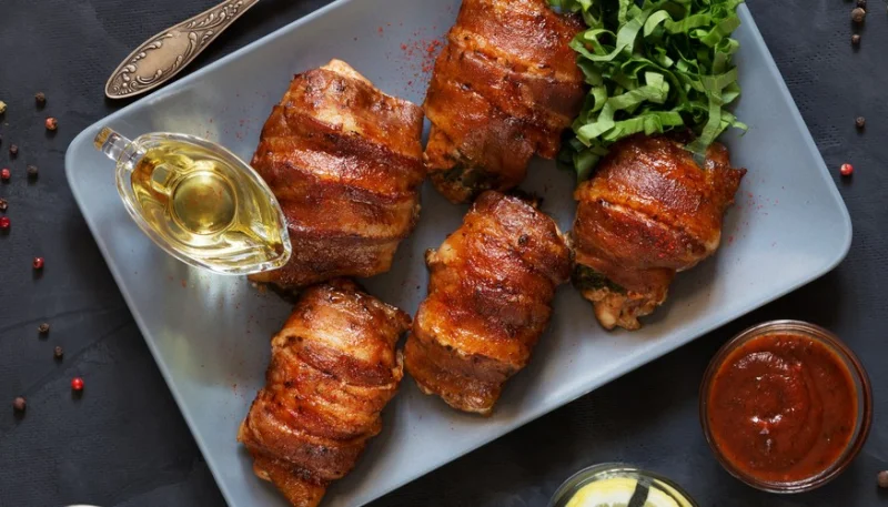 Rollitos de bacon y pollo