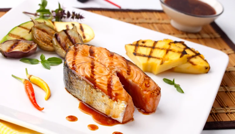 Salmón con piña y calabacín