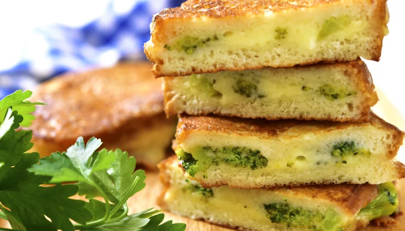 Sándwich de queso y brocoli