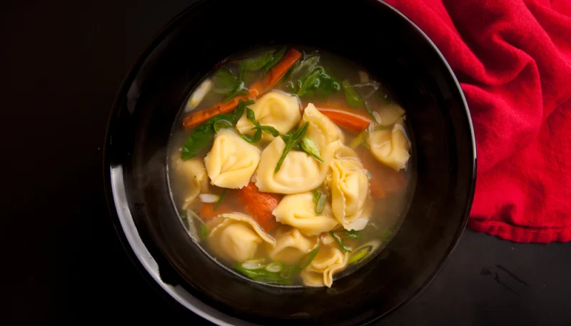 Sopa de tortellini con vegetales y pollo