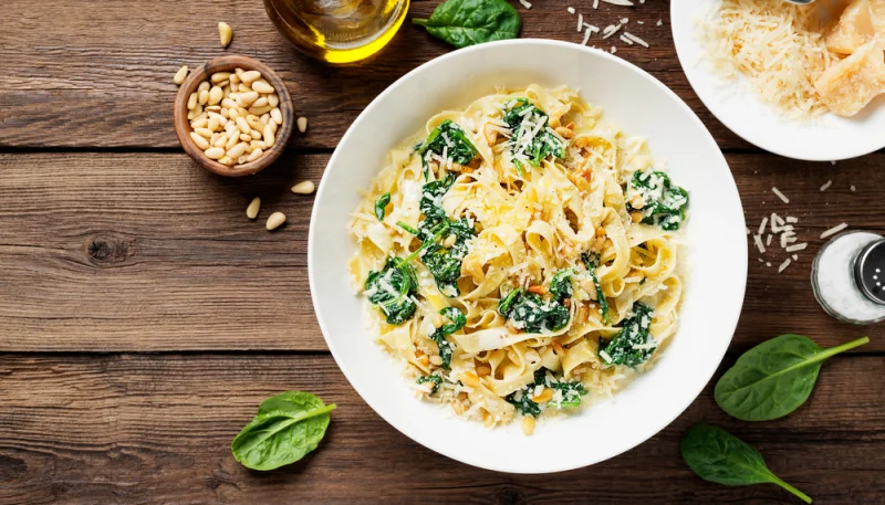 Tallarines con salsa de espinacas