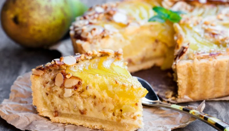 Tarta de peras, pasas y miel