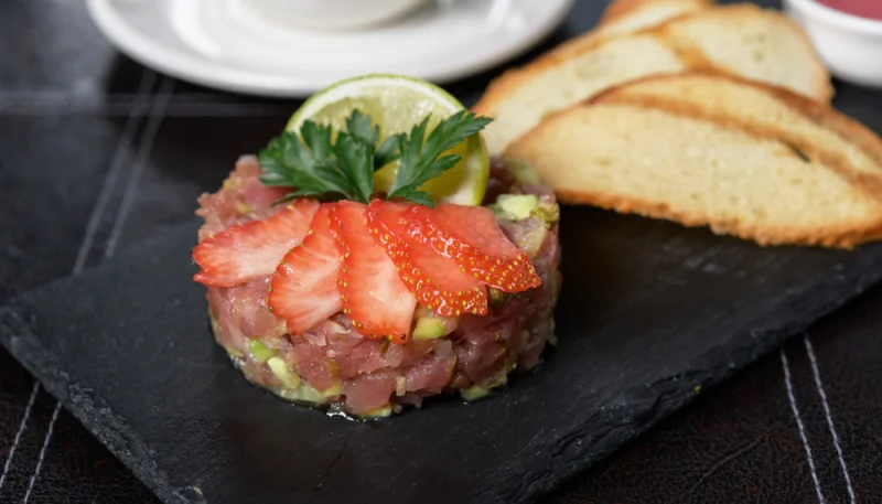 Tartar de atún y fresa
