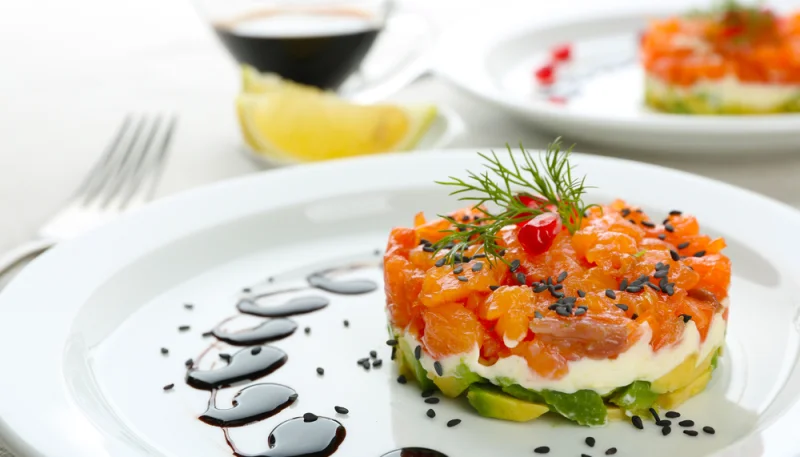 Tartar de salmón con salsa de soja y aguacate