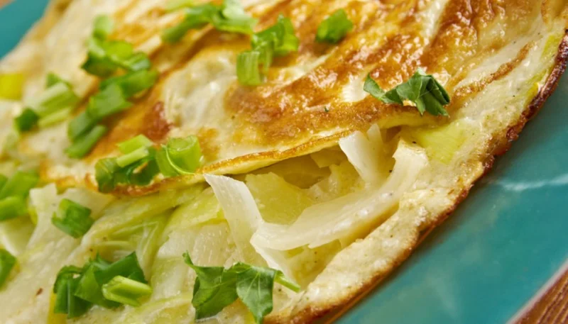 Tortilla francesa con puerros y finas hierbas