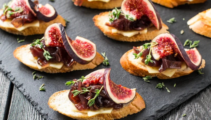 Tostada con cebolla dulce e higos